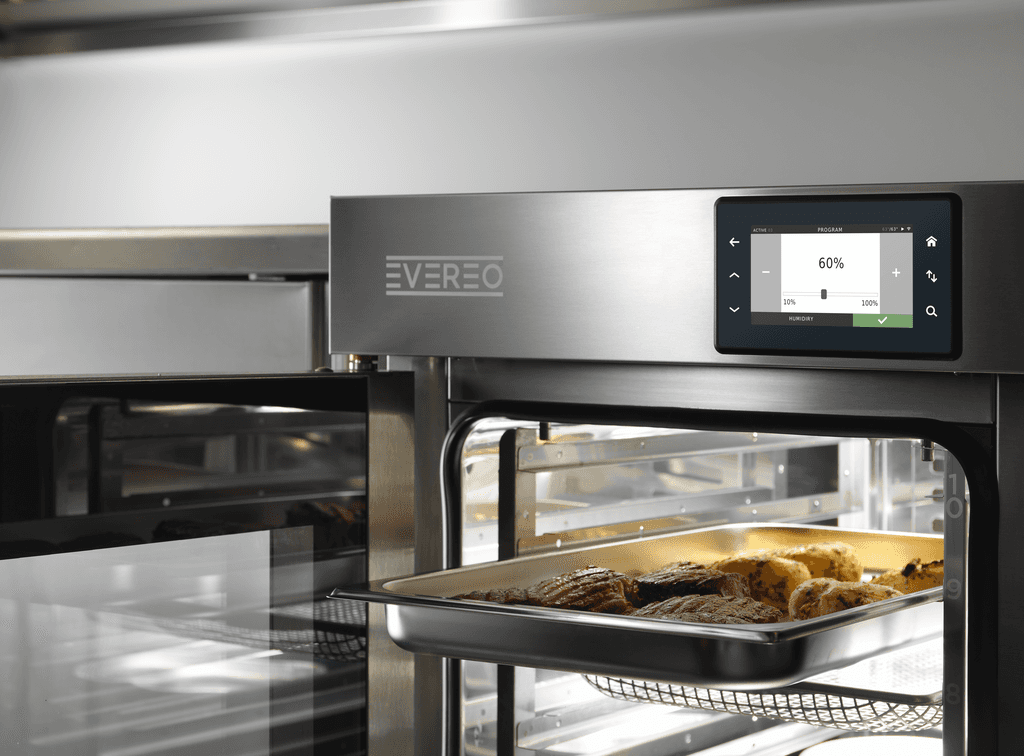 bandeja de comida colocada dentro de un sistema de conservación en caliente EVEREO para mantener la temperatura de servicio 