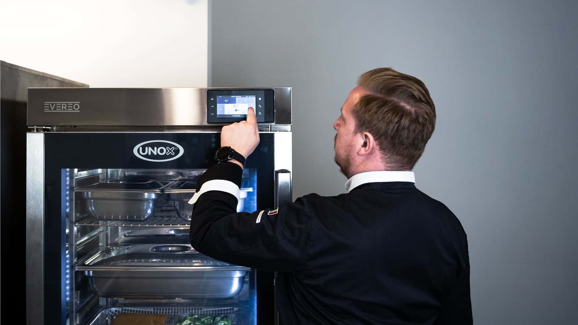 Chef using EVEREO hot food preserver