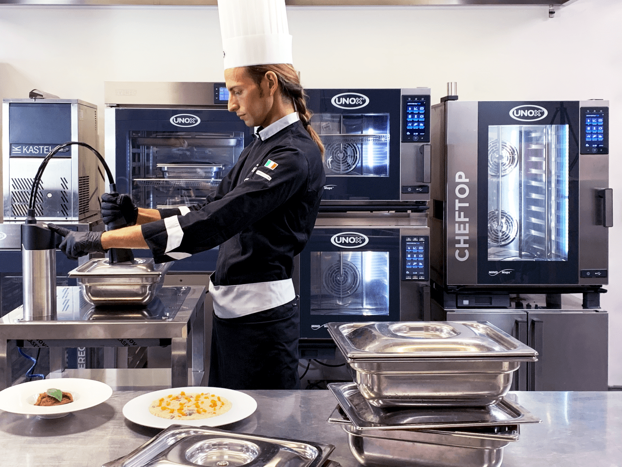 Chef using the Unox's MULTI.Day Hot Vacuum sealer